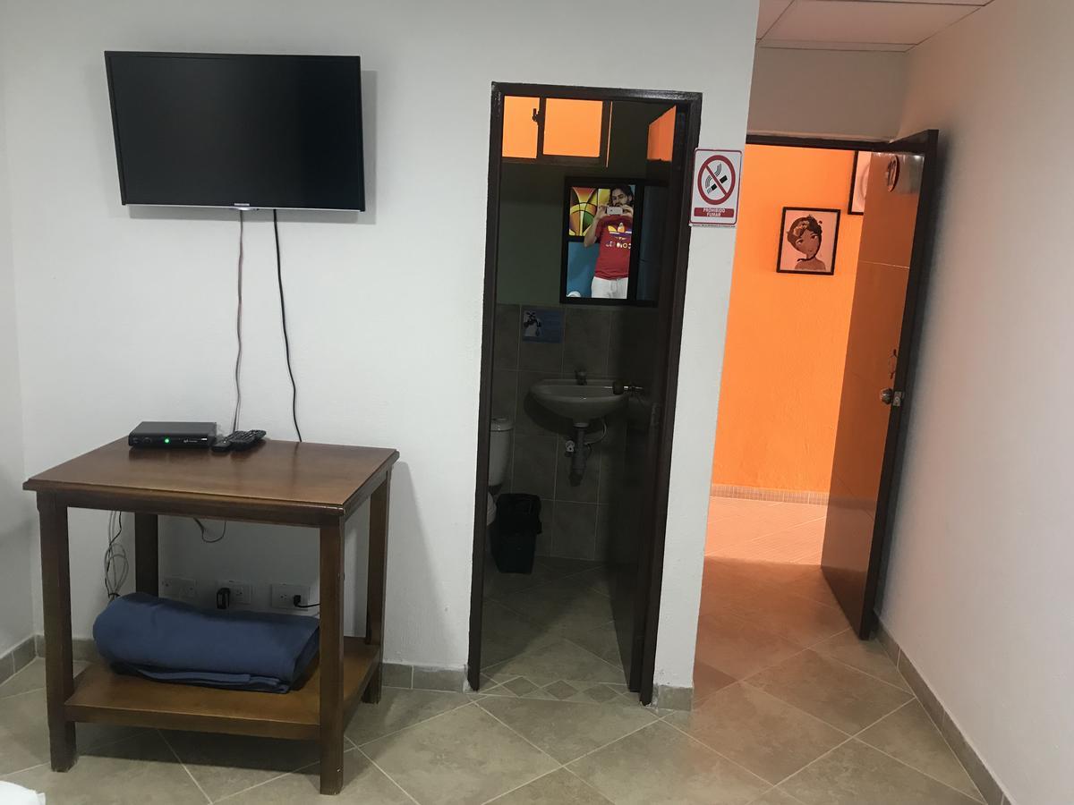 Hostal El Hangar Ριονέγρο Εξωτερικό φωτογραφία